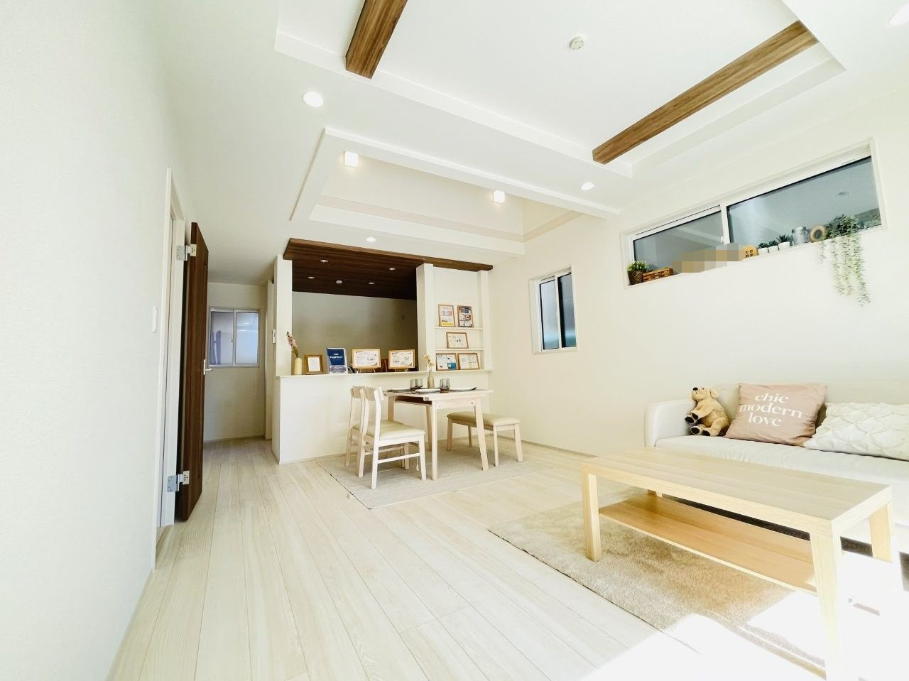 岡崎市羽根町陣場　新築分譲住宅　全2棟　2号棟の居間・リビング|折り上げ天井で広々とした開放感あるリビング♪