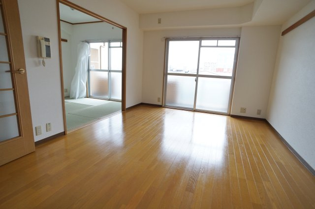 ノイハウス宝塚の居間・リビング