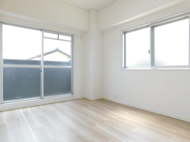 清須市西堀江の中古マンションの洋室|◇洋室◇　　２面採光で明るい洋室約６．０帖　全居室収納完備♪　（２０２５年６月リフォーム済）バルコニー利用可♪