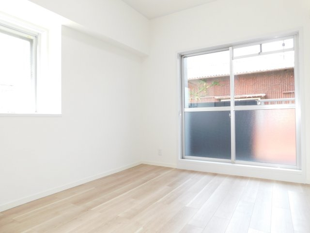 清須市西堀江の中古マンションの洋室|◇洋室◇　　南面を含む２面採光で明るい洋室約６．０帖　全居室収納完備♪　（２０２５年６月リフォーム済）バルコニー利用可♪