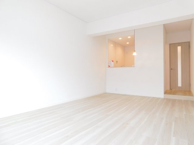 清須市西堀江の中古マンションの居間・リビング|◇リビング◇　　南面で明るいリビング約１６．０帖　ご家族の団らんを楽しめる空間♪　（２０２５年６月リフォーム済）