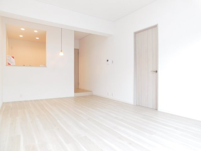 清須市西堀江の中古マンションの居間・リビング|◇リビング◇　　南面で明るいリビング約１６．０帖　リビングの様子が見渡せる対面キッチン♪　（２０２５年６月リフォーム済）