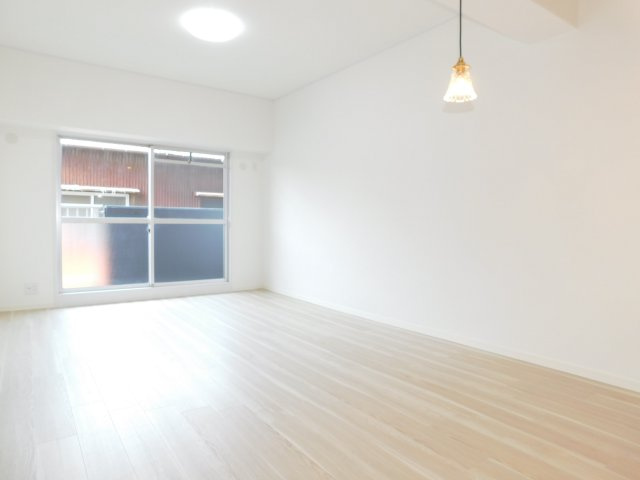 清須市西堀江の中古マンションの居間・リビング|◇リビング◇　明るいリビング約１６．０帖　バルコニー付きの開放的な空間♪　（２０２５年６月リフォーム済）