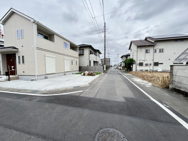 新築　前橋市西片貝町1丁目　Heartful　Town　１号棟の前面道路含む現地写真|現地写真　西側接道幅員約4.2ｍ　南側接道幅員約5.8ｍ