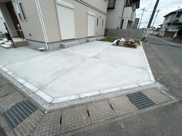 新築　前橋市西片貝町1丁目　Heartful　Town　１号棟の駐車場|現地写真　駐車スペースは並列3台分可能です！
