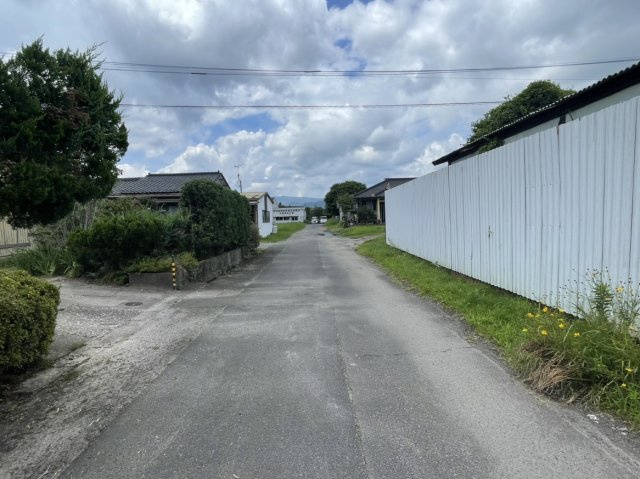 伊佐市菱刈重留土地の周辺|土地の西側の道路(道路幅員 約5.4ｍ)の様子です