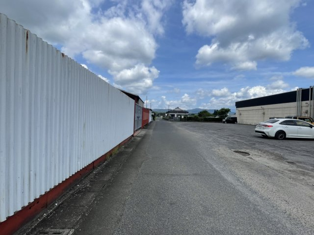 伊佐市菱刈重留土地の前面道路含む現地写真
