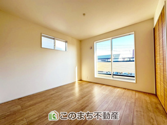 【洋室】 | ブルーミングガーデン宇都宮市戸祭2丁目　2号棟 | 洋室はお手入れのしやすいフローリング仕様です。普段はフロアモップなどを使って、簡単にお掃除していただけます◎
