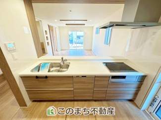 【キッチン】 | ブルーミングガーデン宇都宮市戸祭2丁目　2号棟 | キッチンは対面式のシステムキッチンです。腰壁があるので、生活感が出がちなスペースを隠すことができ、リビング・ダイニングをすっきり見せることができます◎
