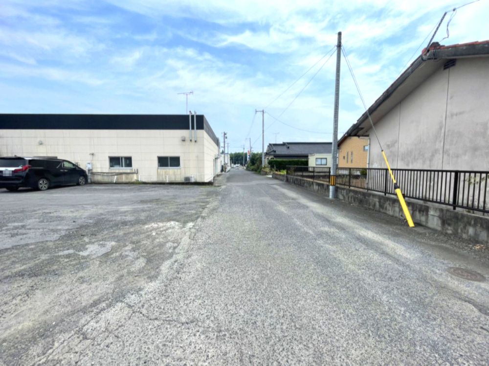 伊佐市菱刈重留土地の前面道路含む現地写真