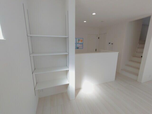 名古屋市中川区下之一色町字松蔭５丁目の新築一戸建の居間・リビング|３号棟　ＬＤＫ収納（稼働弾） 