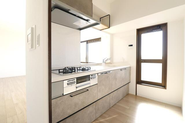 名古屋市熱田区大宝３丁目の中古マンションのキッチン|食洗機完備のキッチン。リビン… 