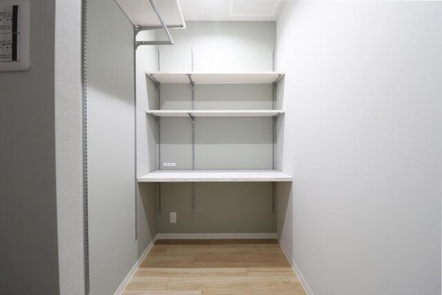 名古屋市熱田区大宝３丁目の中古マンションの収納|奥行のある天板の上下にはコン… 