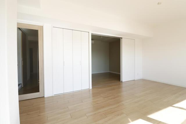 名古屋市熱田区大宝３丁目の中古マンションの洋室|可動間仕切りを開放して、リビ… 