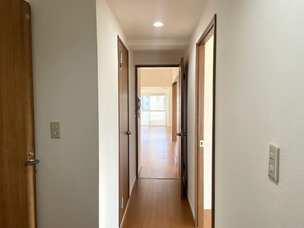 名古屋市南区内田橋２丁目の中古マンションの玄関|「廊下」玄関側からの様子です。 