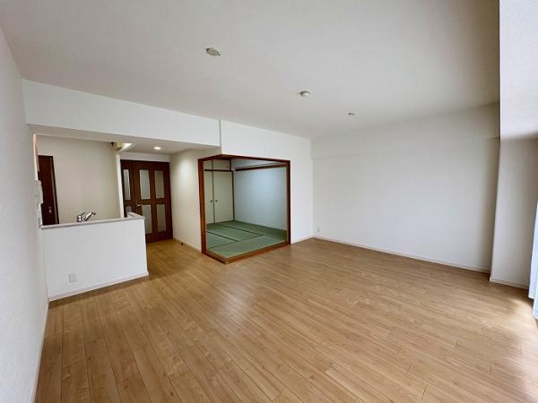 名古屋市千種区香流橋２丁目の中古マンションの居間・リビング|リビング別角度 