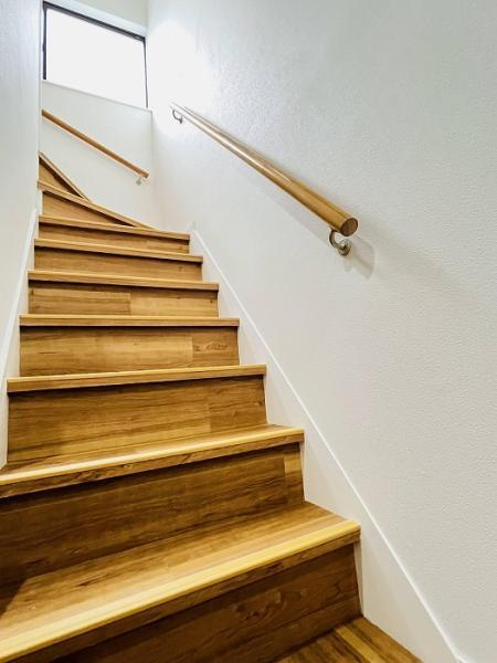 名古屋市守山区高島町の中古一戸建の内装|「階段」スロープ付き、日当た… 