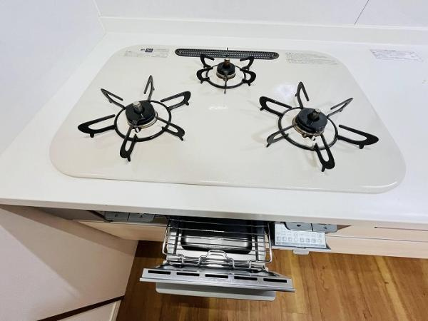 名古屋市守山区高島町の中古一戸建のキッチン|「キッチン」3口コンロ 