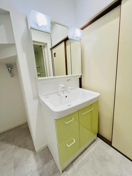 名古屋市守山区高島町の中古一戸建の独立洗面台|「脱衣所」浴室カラーとリンク… 