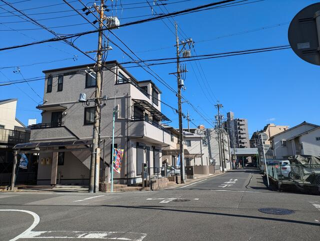 名古屋市南区明治２丁目の中古一戸建の前面道路含む現地写真|広々な前面道路だから、出入り… 