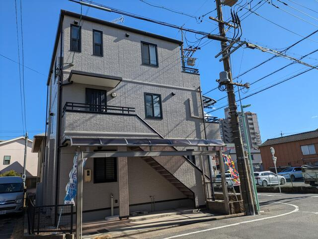 名古屋市南区明治２丁目の中古一戸建の前面道路含む現地写真|外から二階に行ける階段 