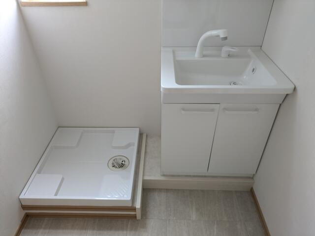 名古屋市南区明治２丁目の中古一戸建の独立洗面台|２階洗面室 