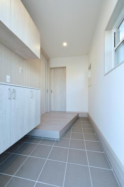 名古屋市守山区鳥羽見３丁目の新築一戸建の玄関|玄関扉は通風窓がついています 