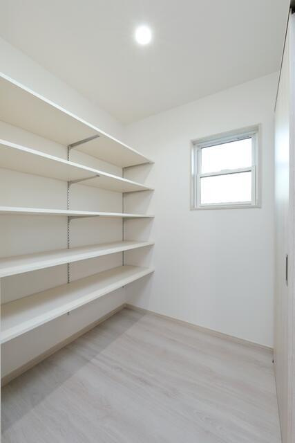 名古屋市守山区鳥羽見３丁目の新築一戸建の収納|玄関横には大き目の収納室があ… 