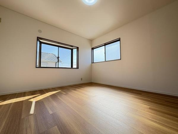 名古屋市守山区大字中志段味字南原の中古一戸建の洋室|「2階西側洋室」南側に窓が2つ… 