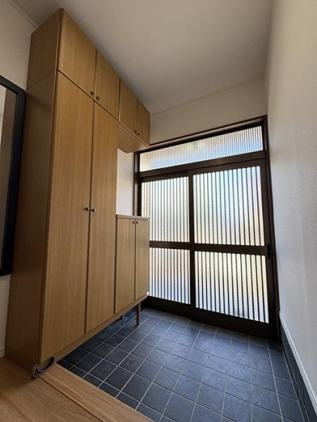 名古屋市守山区大字中志段味字南原の中古一戸建の玄関|「玄関」広い空間なので、ご家… 