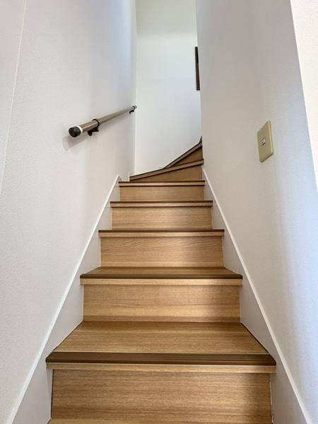 名古屋市守山区大字中志段味字南原の中古一戸建のその他|「階段」手摺付きです。 