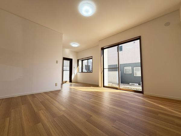 名古屋市守山区大字中志段味字南原の中古一戸建の居間・リビング|「1階LDK」14帖ある解放空間で… 