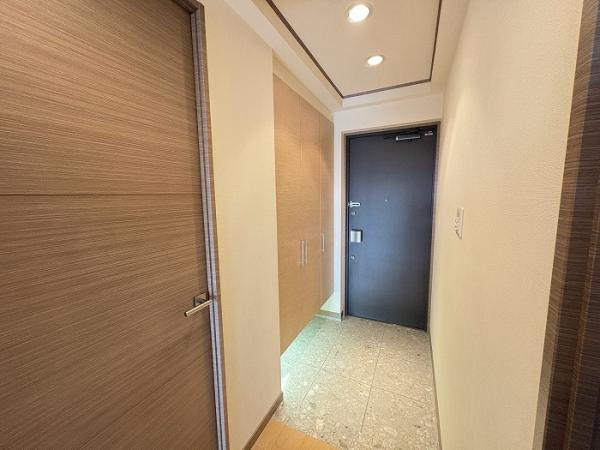 名古屋市天白区平針南４丁目の中古マンションの玄関|「玄関」足元を照らすライトが… 