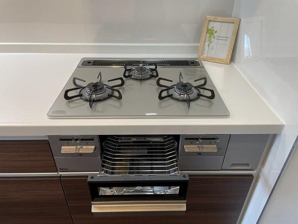 名古屋市千種区光が丘１丁目の中古マンションのキッチン|「キッチン」三口コンロです。 