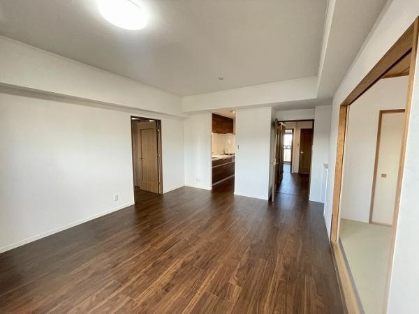 名古屋市千種区光が丘１丁目の中古マンションの居間・リビング|「LDK」約10.3帖ございます。 