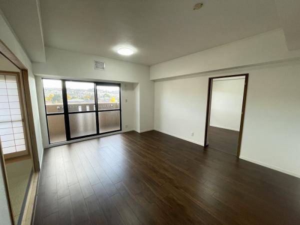 名古屋市千種区光が丘１丁目の中古マンションの居間・リビング|「LDK」廊下側からの様子です。 