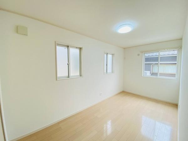 名古屋市北区水草町２丁目の中古一戸建の洋室|「2階洋室南東側」窓が3つあり… 