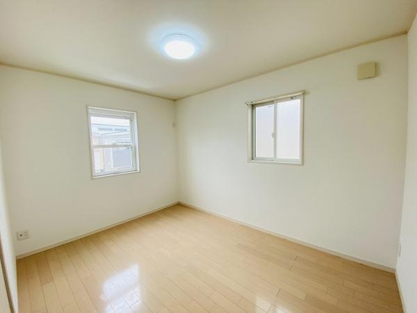 名古屋市北区水草町２丁目の中古一戸建の洋室|「2階洋室北側」2方向から光が… 