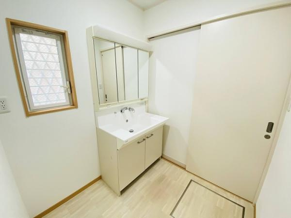 名古屋市北区水草町２丁目の中古一戸建の独立洗面台|「洗面所脱衣室」洗面台の隣に… 