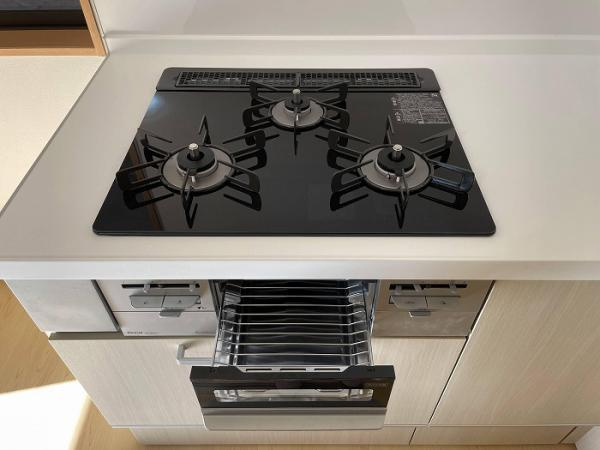 名古屋市熱田区野立町２丁目の中古一戸建のその他|「キッチン」三口コンロです。 