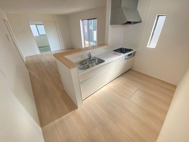 名古屋市守山区大字上志段味字稲堀田新田の新築一戸建のキッチン|料理がしやすい広々キッチン！… 