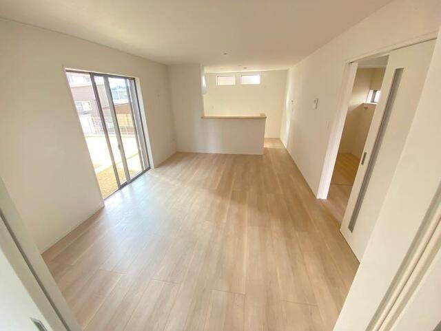 名古屋市守山区大字上志段味字稲堀田新田の新築一戸建の居間・リビング|16帖の明るいリビングです。 … 