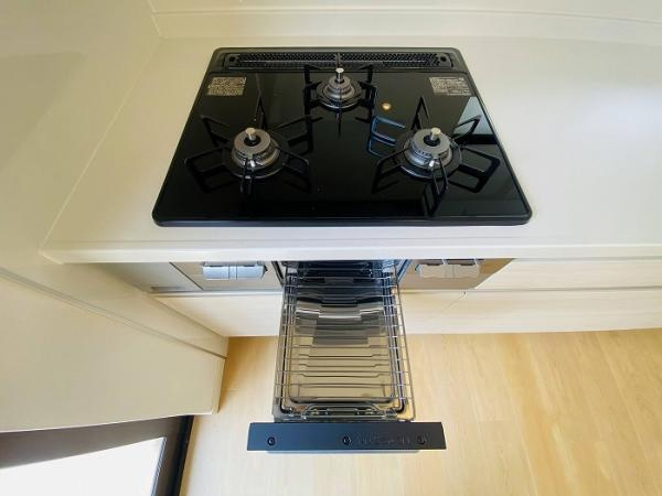 名古屋市緑区姥子山３丁目の中古一戸建のキッチン|便利な三口コンロ 