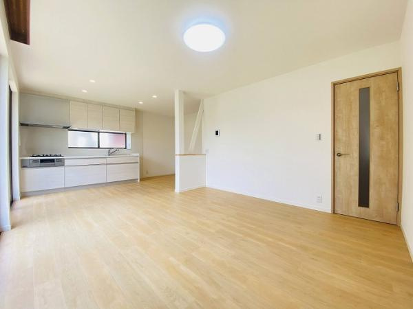 名古屋市緑区姥子山３丁目の中古一戸建の居間・リビング|LDKは南向きで日当たり良好です 