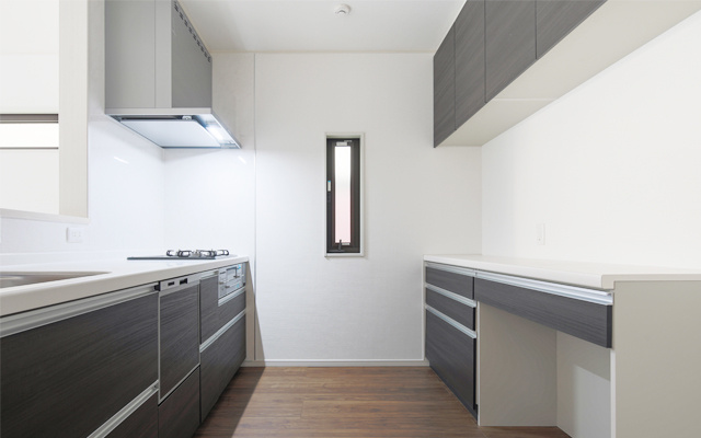 アイタウン前橋市石倉町1丁目　新築住宅のキッチン|人気のカウンターキッチン採用です☆
コンロも３口ご用意しています！調理スペースも広くストレスなくお料理できます。
浄水器つきなので美味しいお水も飲めますよ♪リビングで趣味の時間をお楽しみください。