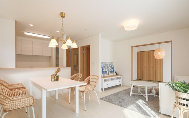 アイタウン前橋市石倉町1丁目　新築住宅の居間・リビング|16帖の広さのリビング☆人気の対面式キッチンを配した空間はお好みの家具も合わせやすく、家族がくつろぐ快適な空間造りをサポート。窓からは明るい陽光が差し込みます