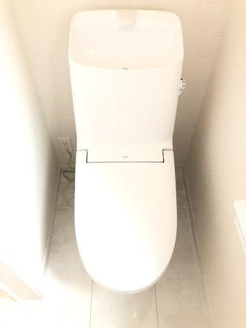 アイタウン前橋市石倉町1丁目　新築住宅のトイレ|清潔感のある白を基調としています。
温水洗浄・便座暖房機能の付いた快適なトイレです☆1階トイレです♪