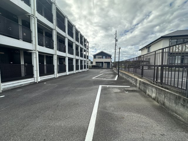 ヤング宮上の駐車場