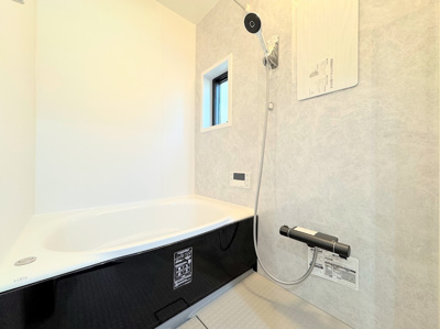 【浴室】 | 綱島東５丁目　新築一戸建て | ◆モダンデザインの空間が気持ちよさを高めてくれるバスルーム。すっきりとした清潔感の中に都会的なセンスが感じられ、心身をリフレッシュできる寛ぎを深めてくれるスペースです。