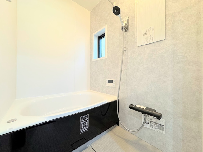 【浴室】 | 綱島東５丁目　新築一戸建て | ◆モダンデザインの空間が気持ちよさを高めてくれるバスルーム。すっきりとした清潔感の中に都会的なセンスが感じられ、心身をリフレッシュできる寛ぎを深めてくれるスペースです。
